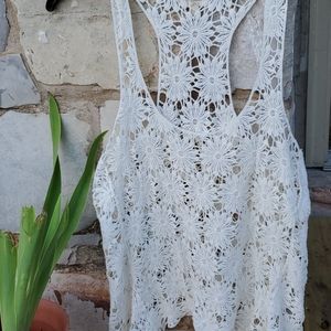White flower crochet tank
